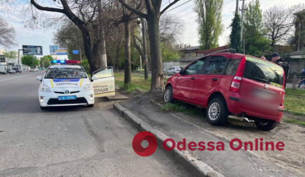 В Одессе автомобиль влетел в дерево – пострадала женщина-водитель