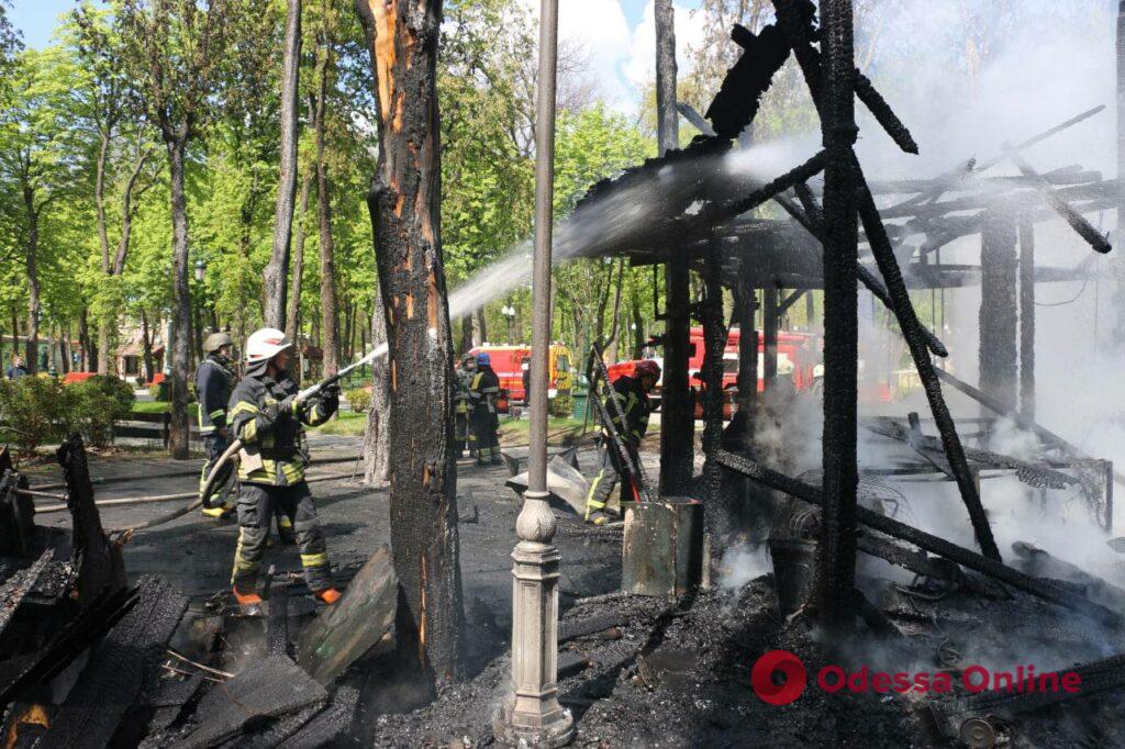 Российские оккупанты обстреляли центр Харькова: повреждены магазины, гаражи и детские площадки