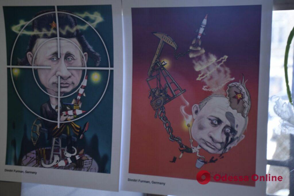 «Русский военный корабль, иди нах*й!»: во Всемирном клубе одесситов открылась выставка карикатур