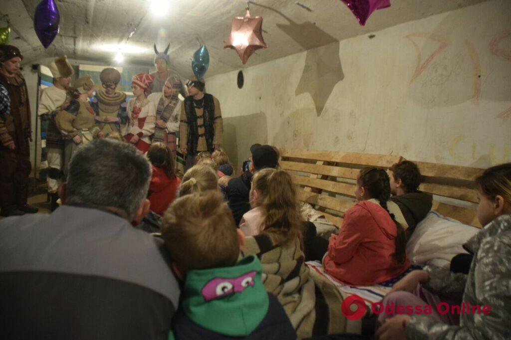 Актеры одесского ТЮЗа выступили для детей в бомбоубежище