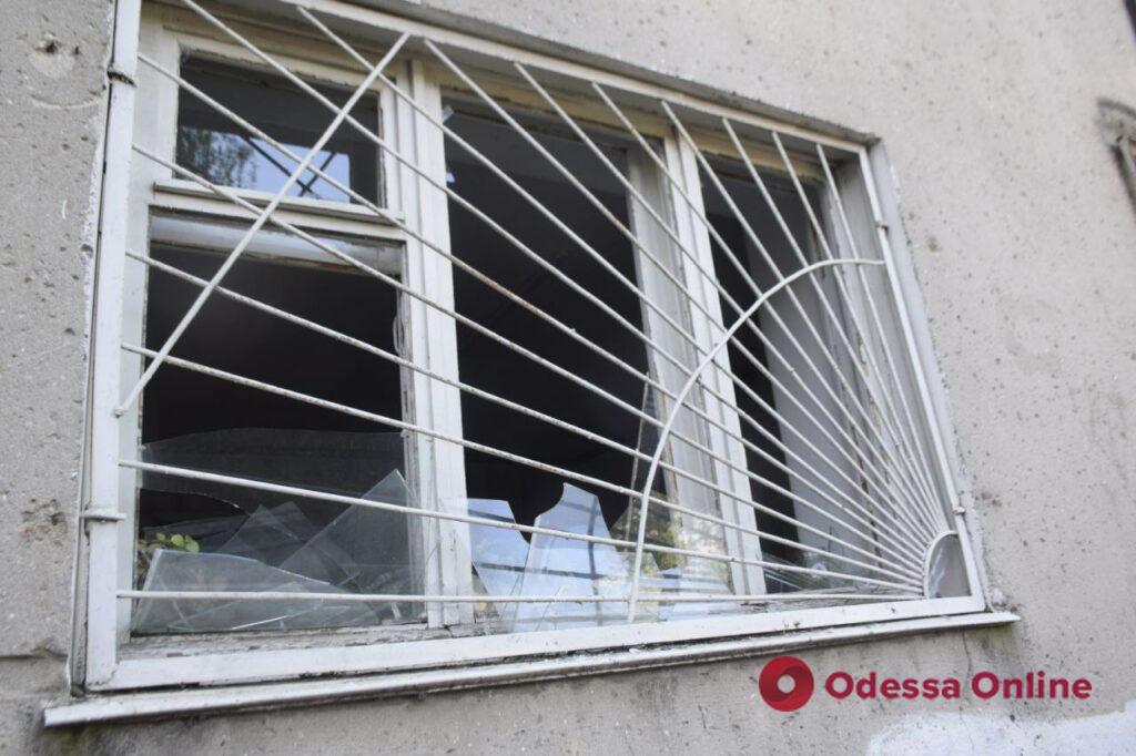 Выбитые окна и двери: последствия ракетного удара по Одессе (фото)