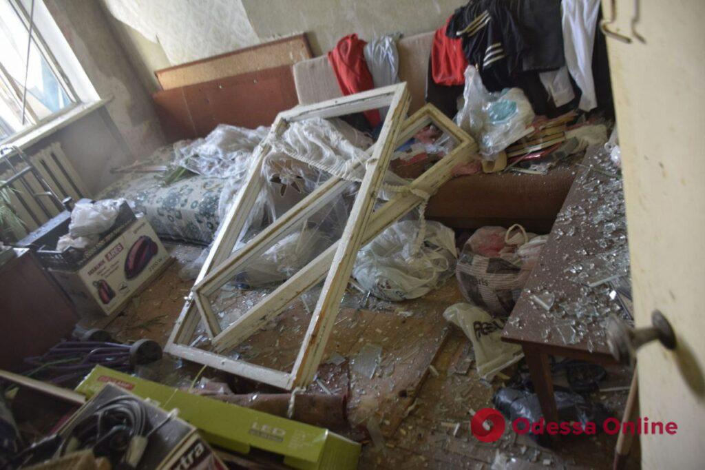 Выбитые окна и двери: последствия ракетного удара по Одессе (фото)