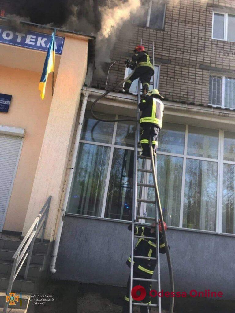 Вечерний обстрел Николаева: пожар в библиотеке и выбитые окна