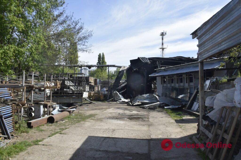 Разрушено почти все: мебельный цех в Одессе, в который прилетели российские ракеты (фото)