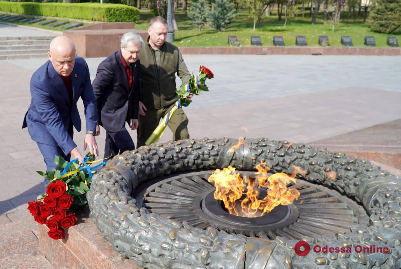 В Одессе к памятнику Неизвестному матросу возложили цветы