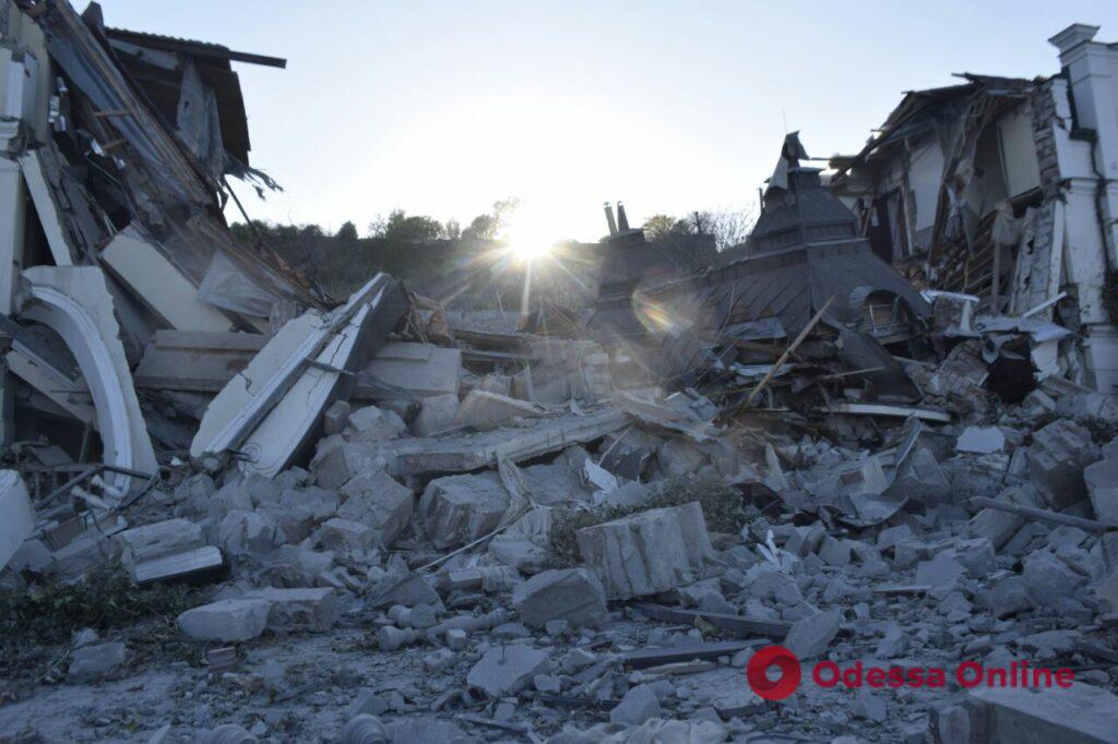 Ракетный удар по Одессе: оккупанты разрушили неработающий отель (фото, видео)
