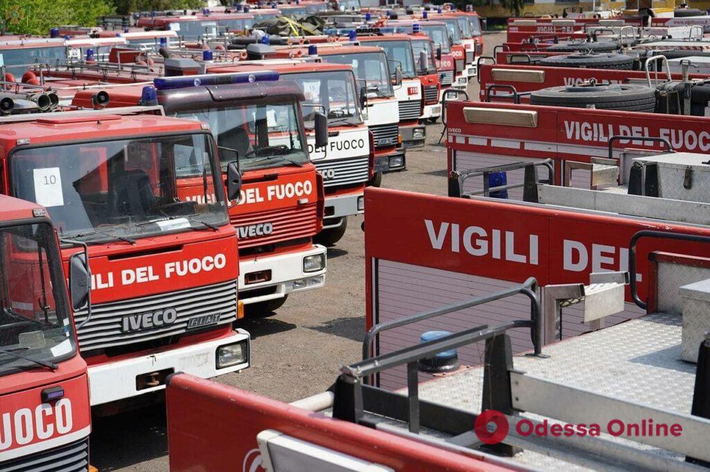 Италия передала украинским спасателям 45 пожарных автомобилей