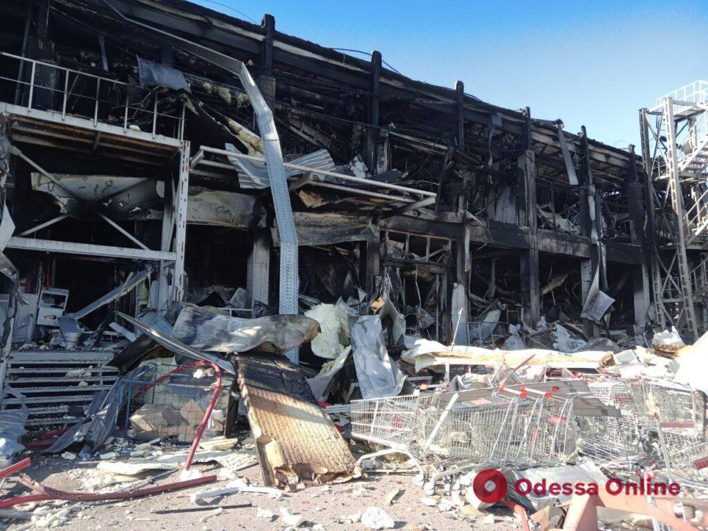 Разрушенный российскими ракетами торговый центр под Одессой (фото)