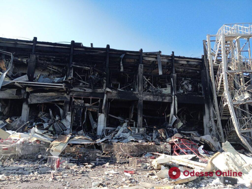 Разрушенный российскими ракетами торговый центр под Одессой (фото)