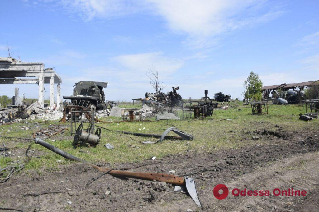 Разбитые дома, горы мусора и трупы: как выглядят освобожденные села Харьковской области (фото)