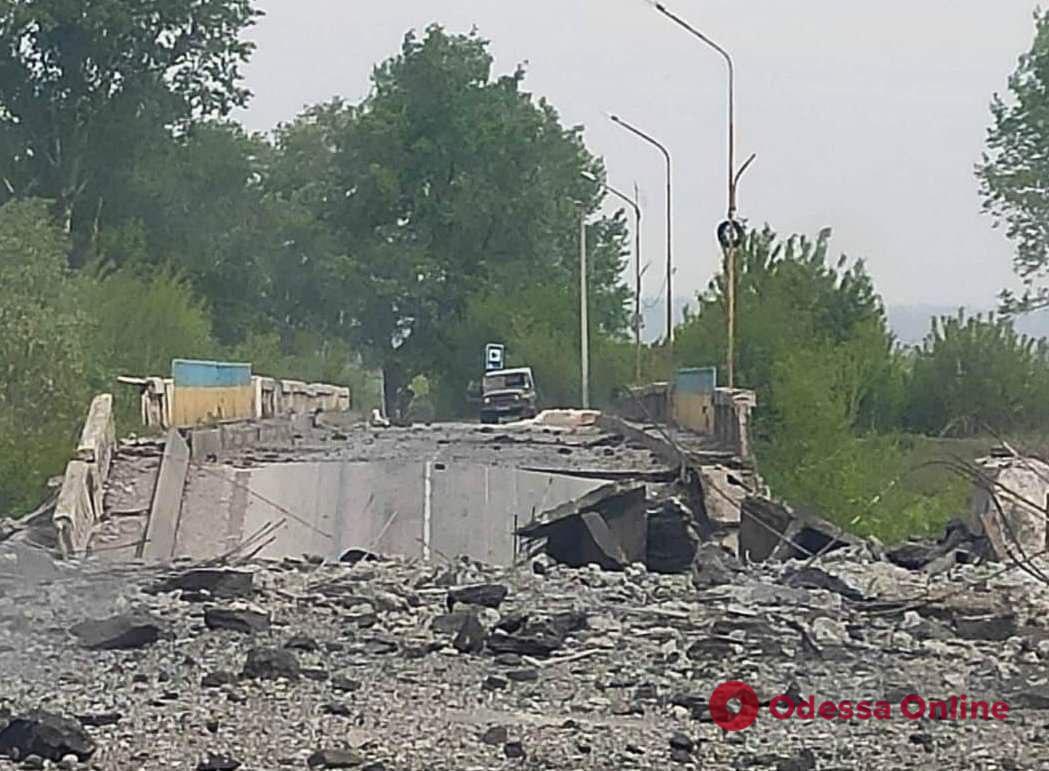 Рашисты разрушили мост между Рубежным и Северодонецком
