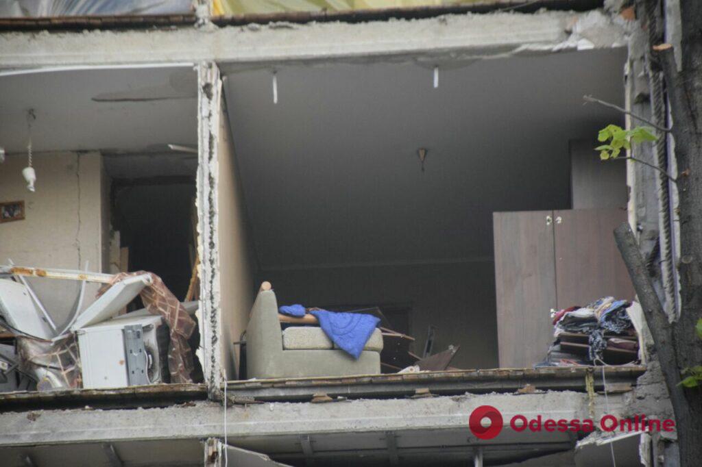 Один день в Харькове: угроза обстрелов, разрушенные дома, жизнь в городском метро (фоторепортаж)