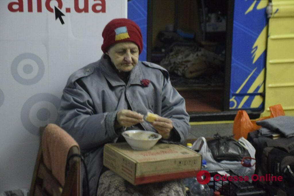 Один день в Харькове: угроза обстрелов, разрушенные дома, жизнь в городском метро (фоторепортаж)