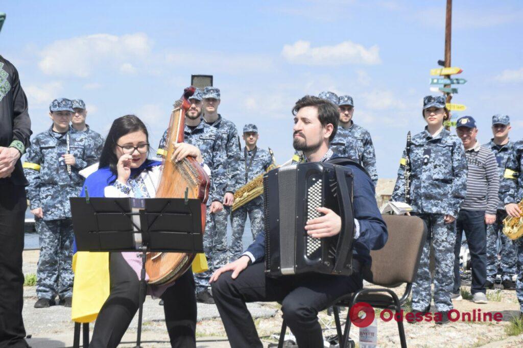 «Паруса для наших героев»: оркестр ВМС провел флешмоб в Одессе