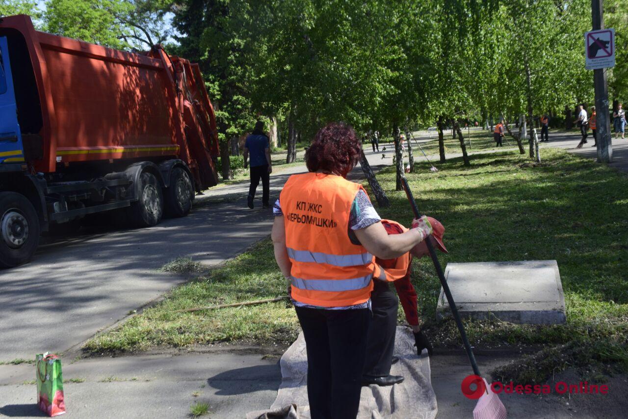 Коммунальщики приводят в порядок парк Савицкого