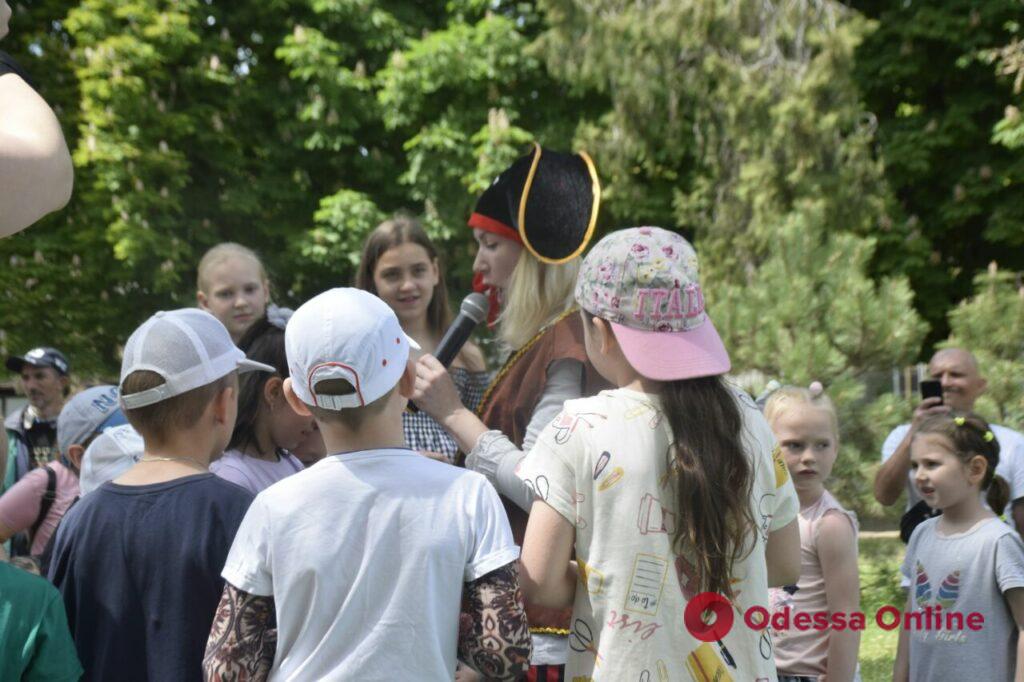 Катались на байках и рисовали: в Одесском зоопарке провели день волонтёра
