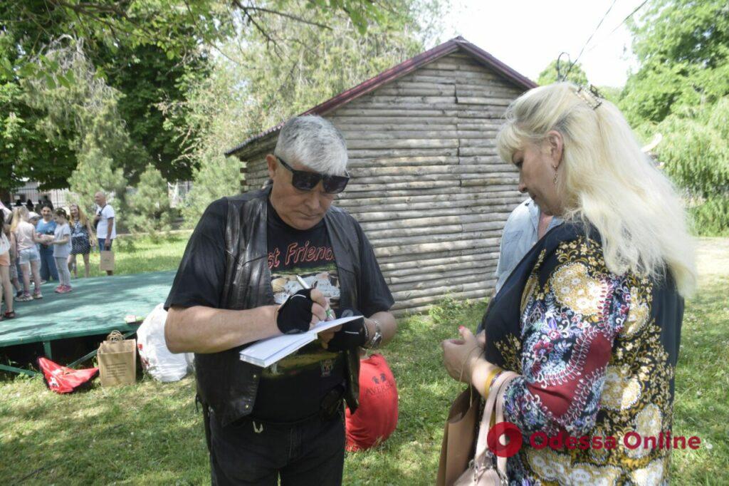 Катались на байках и рисовали: в Одесском зоопарке провели день волонтёра