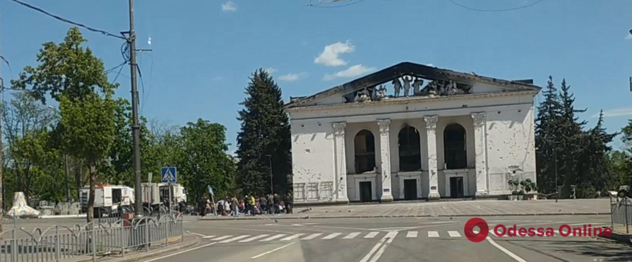 Рашисты начали проводить экскурсии по Драмтеатру в Мариуполе