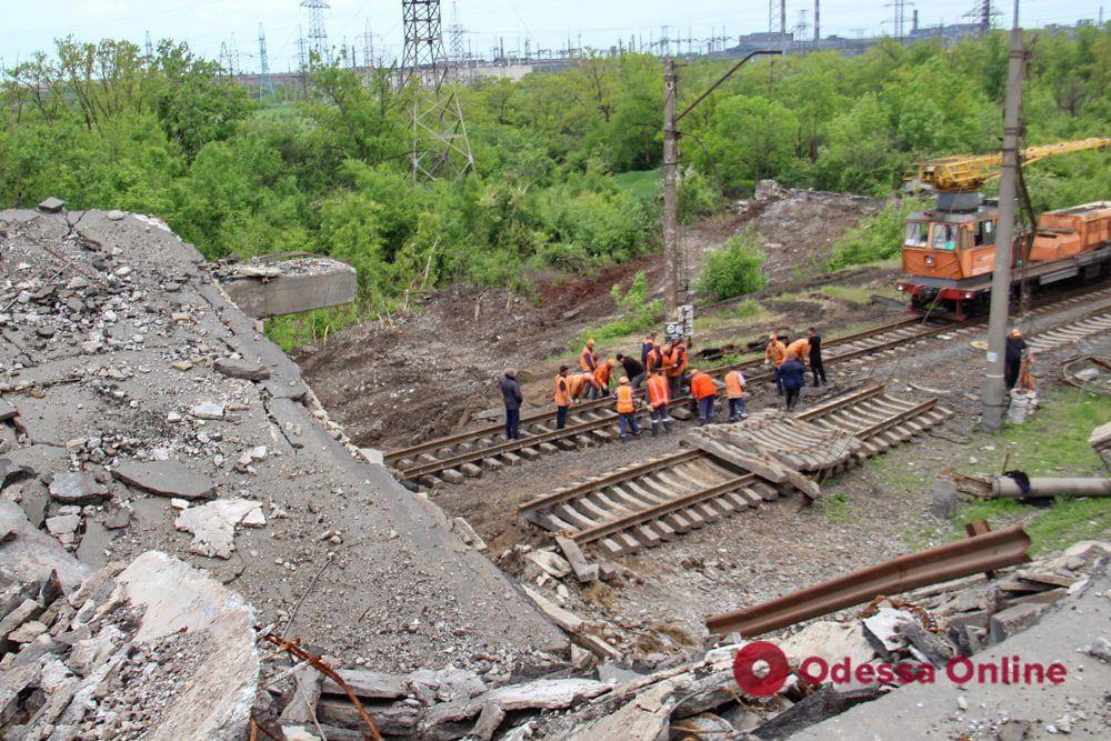 Россияне восстанавливают железную дорогу возле Мариуполя, чтобы украсть металлопрокат и остатки зерна