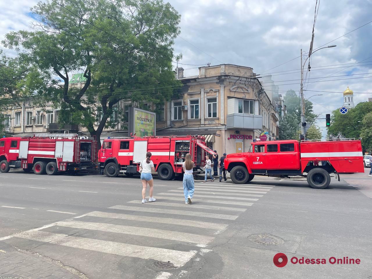 В центре Одессы горит жилой дом (обновлено)