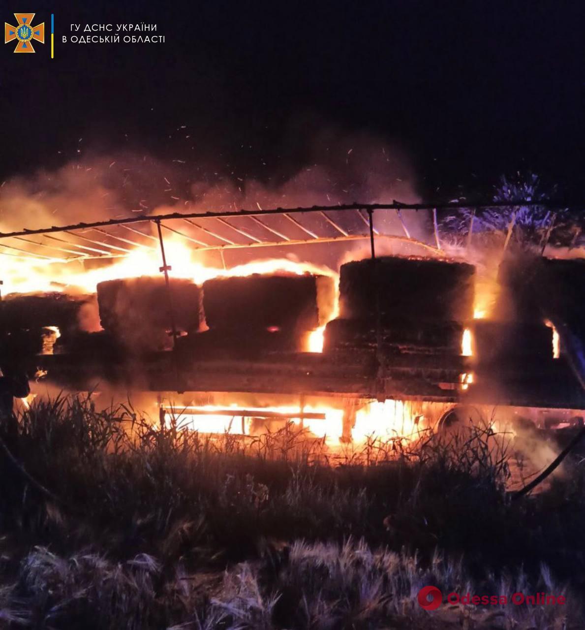 В Одесской области сгорел грузовик с двумя десятками тонн сырья для изготовления бумаги