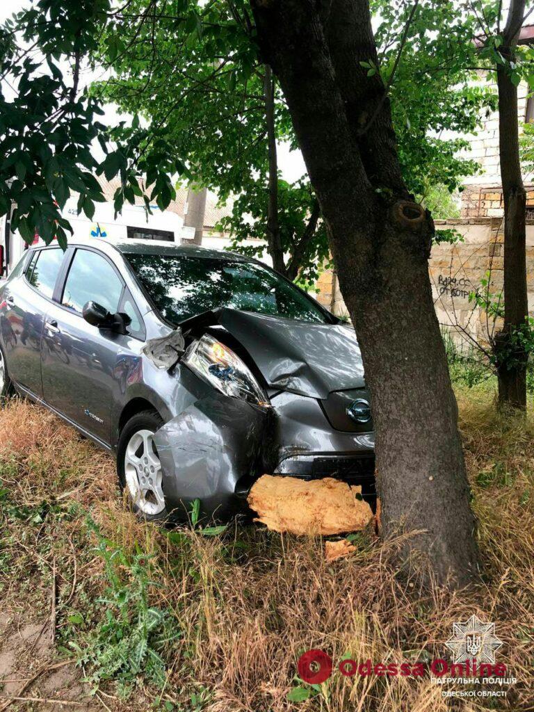 В Малиновском районе Nissan столкнулся с мопедом и въехал в дерево