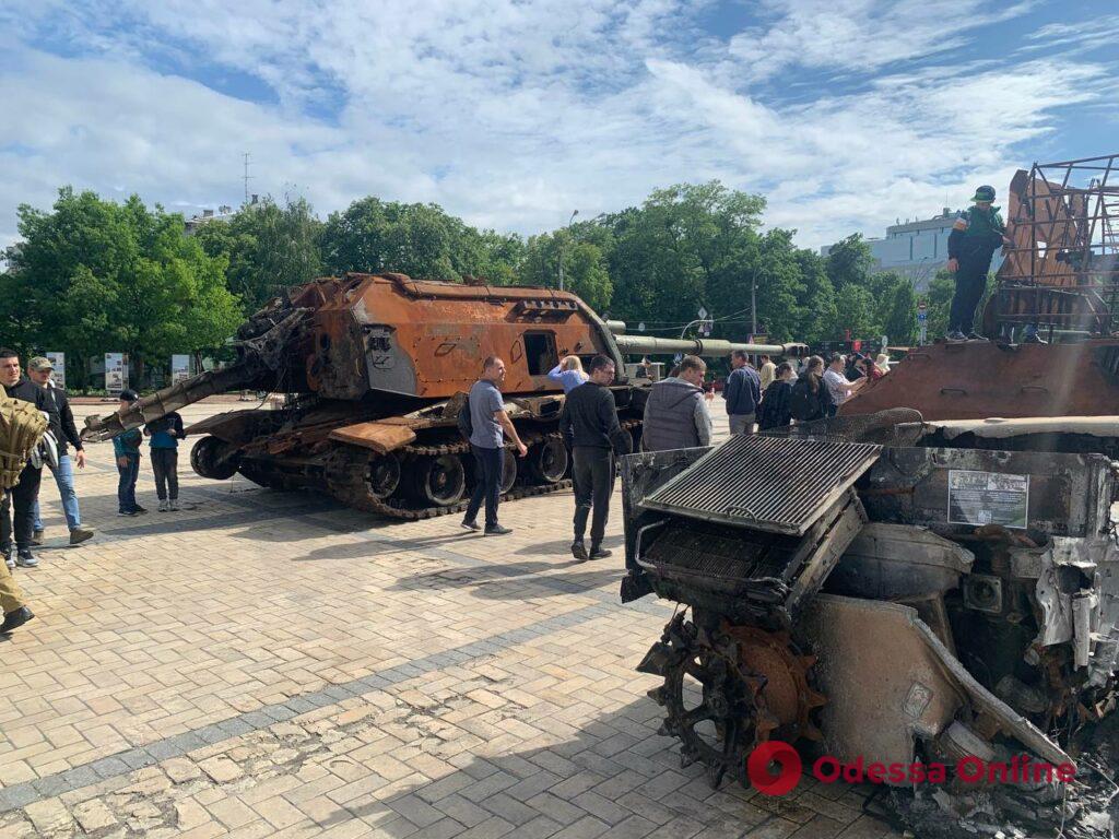 Выставка разбитой военной техники российских оккупантов в Киеве (фоторепортаж)