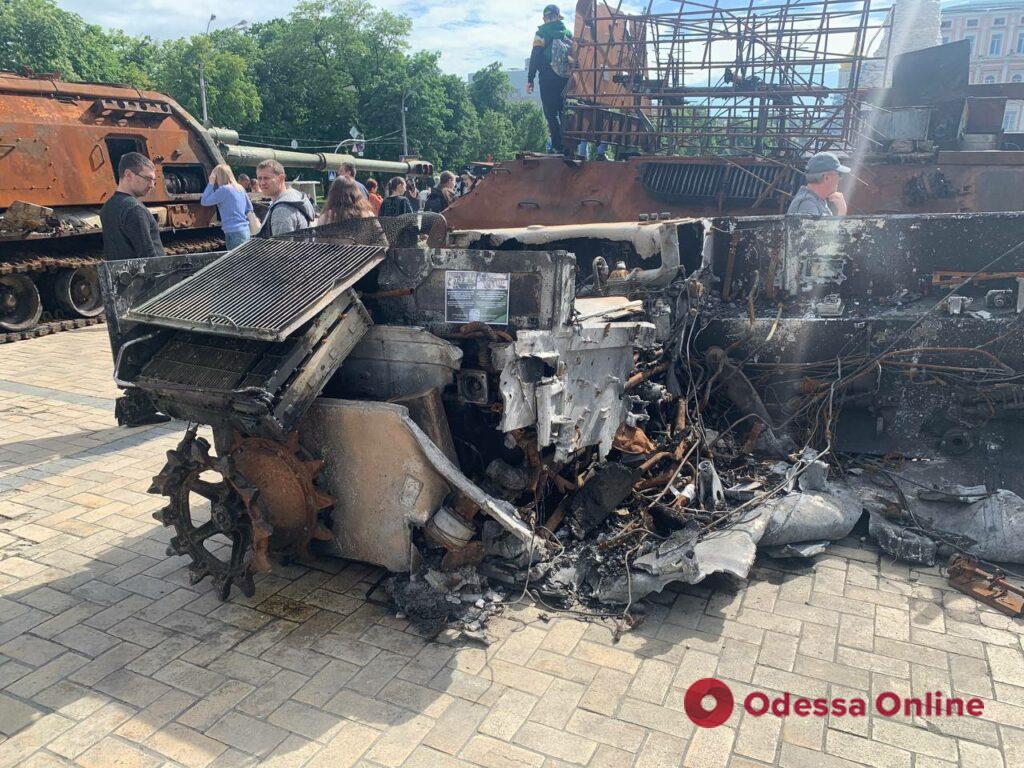 Выставка разбитой военной техники российских оккупантов в Киеве (фоторепортаж)
