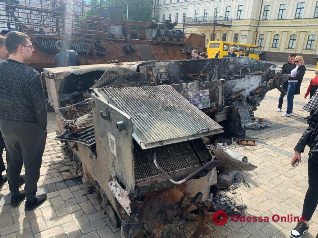 Виставка розбитої військової техніки російських окупантів у Києві (фоторепортаж)