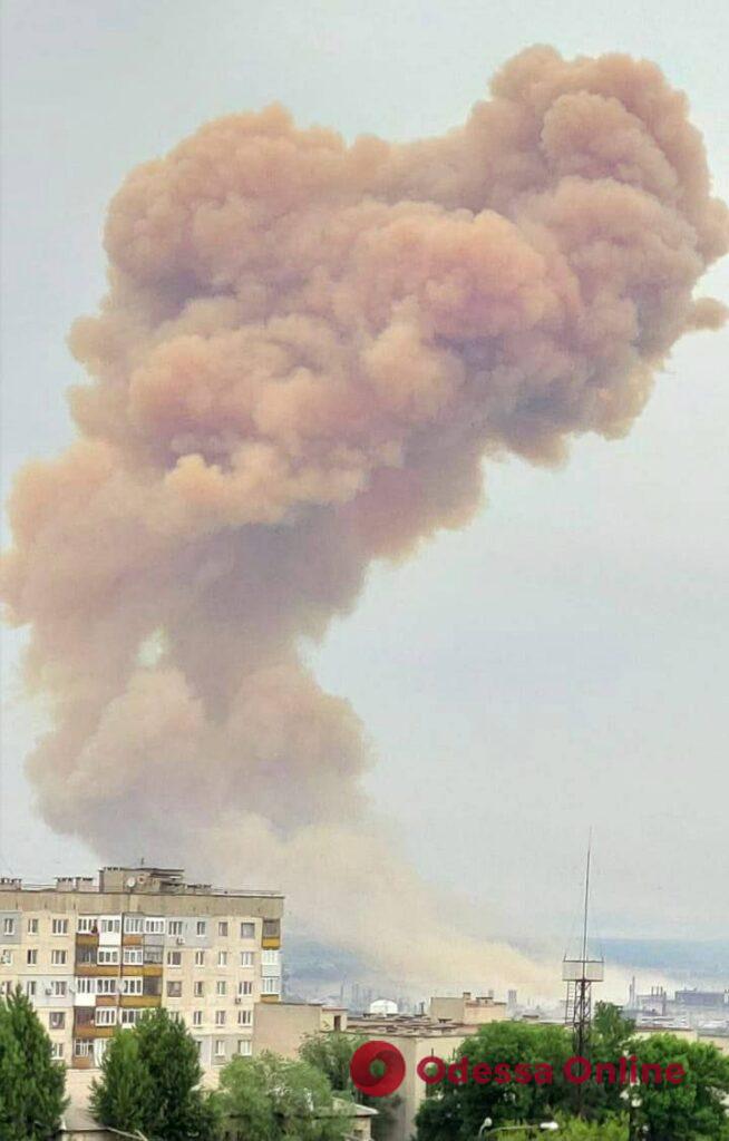 Рашисты нанесли авиаудар по цистерне с азотной кислотой в Северодонецке
