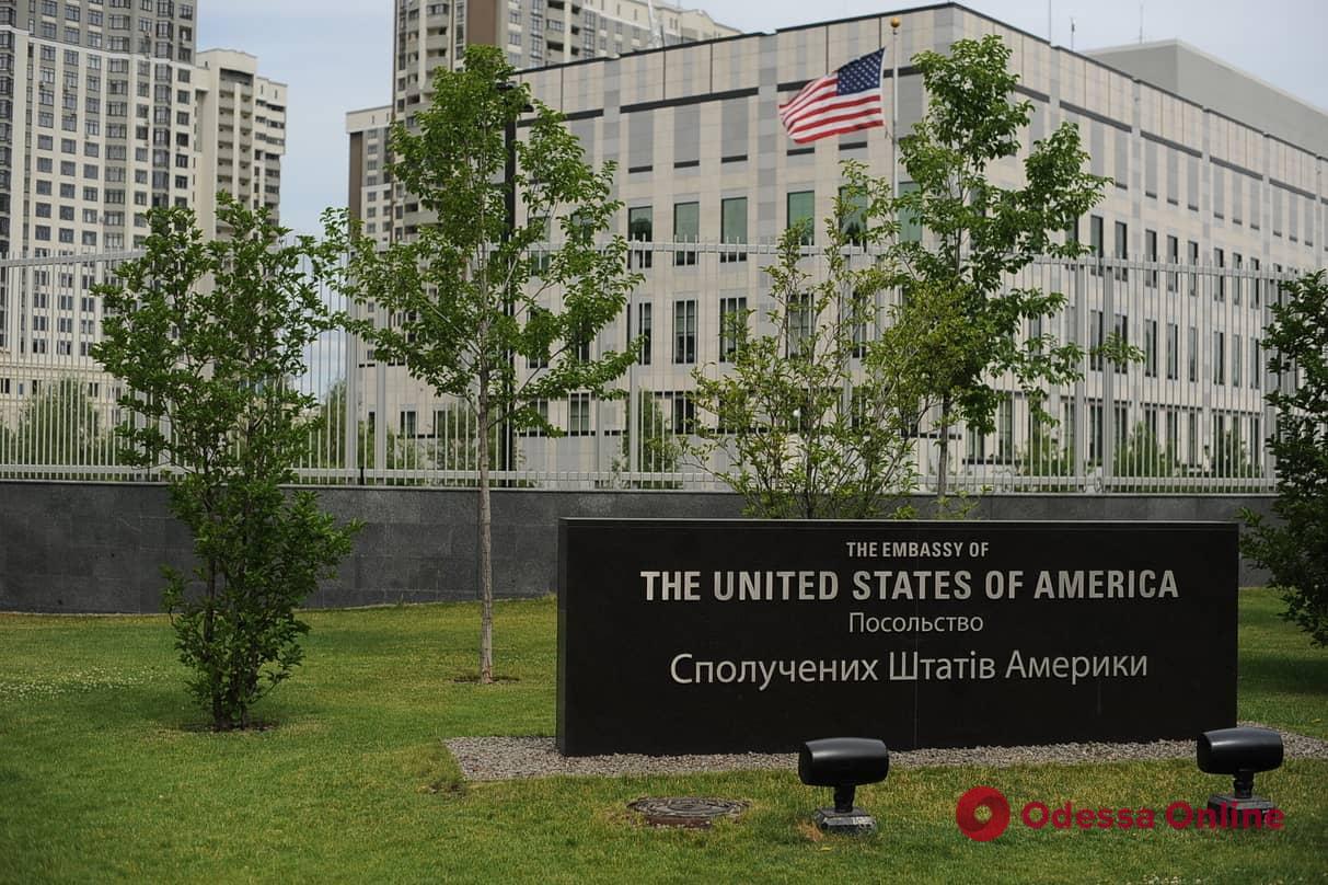 США возвращают посольство в Киев