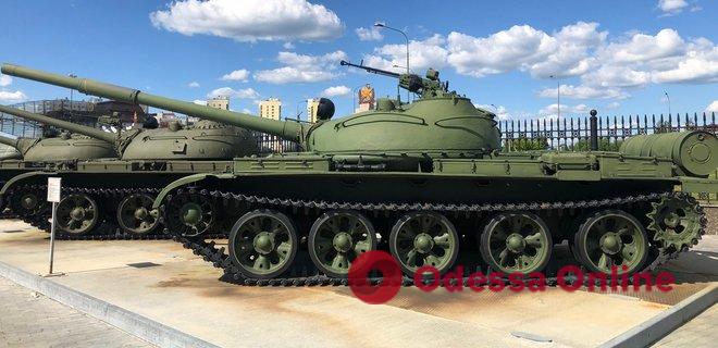 Оккупанты пригнали в Мелитополь эшелон расконсервированных устаревших танков Т-62