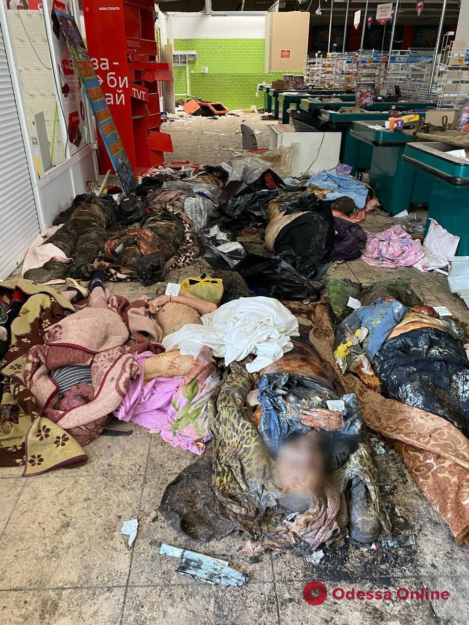 В Мариуполе оккупанты свозят в супермаркет трупы, которых вымыло из могил (осторожно, фото)