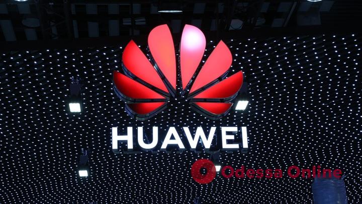 Компания Huawei начала закрывать свои магазины в россии – СМИ