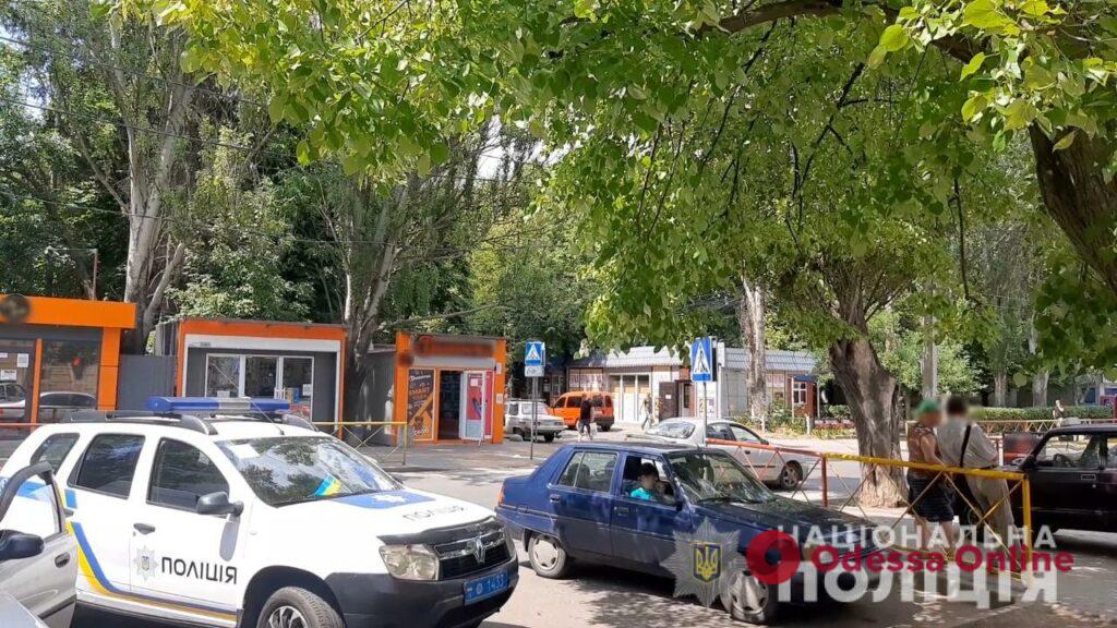На одном из одесских рынков вор вырвал из рук женщины кошелек и ударил ножом мужчину
