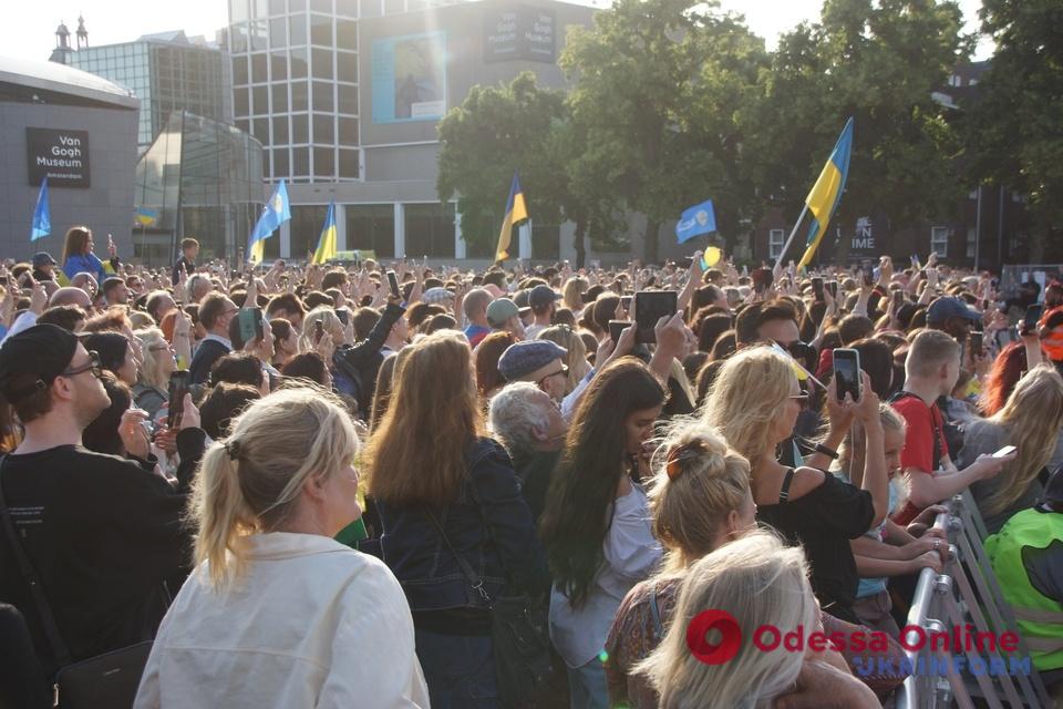 Во время концерта в Амстердаме развернули 30-метровый флаг Украины