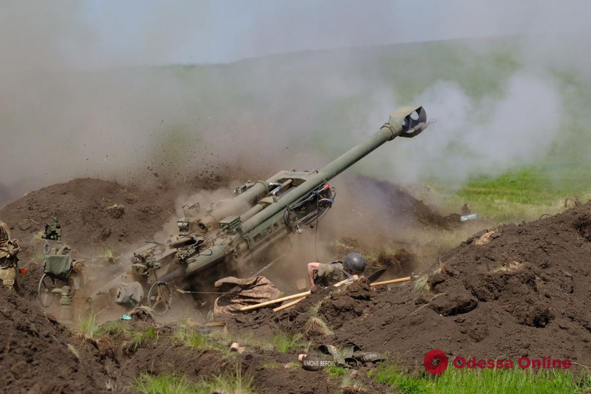 Украинские артиллеристы показали работу американских гаубиц на передовой (видео)