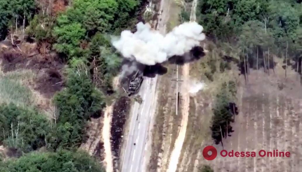 Украинские артиллеристы уничтожили путепрокладчик российских оккупантов (видео)