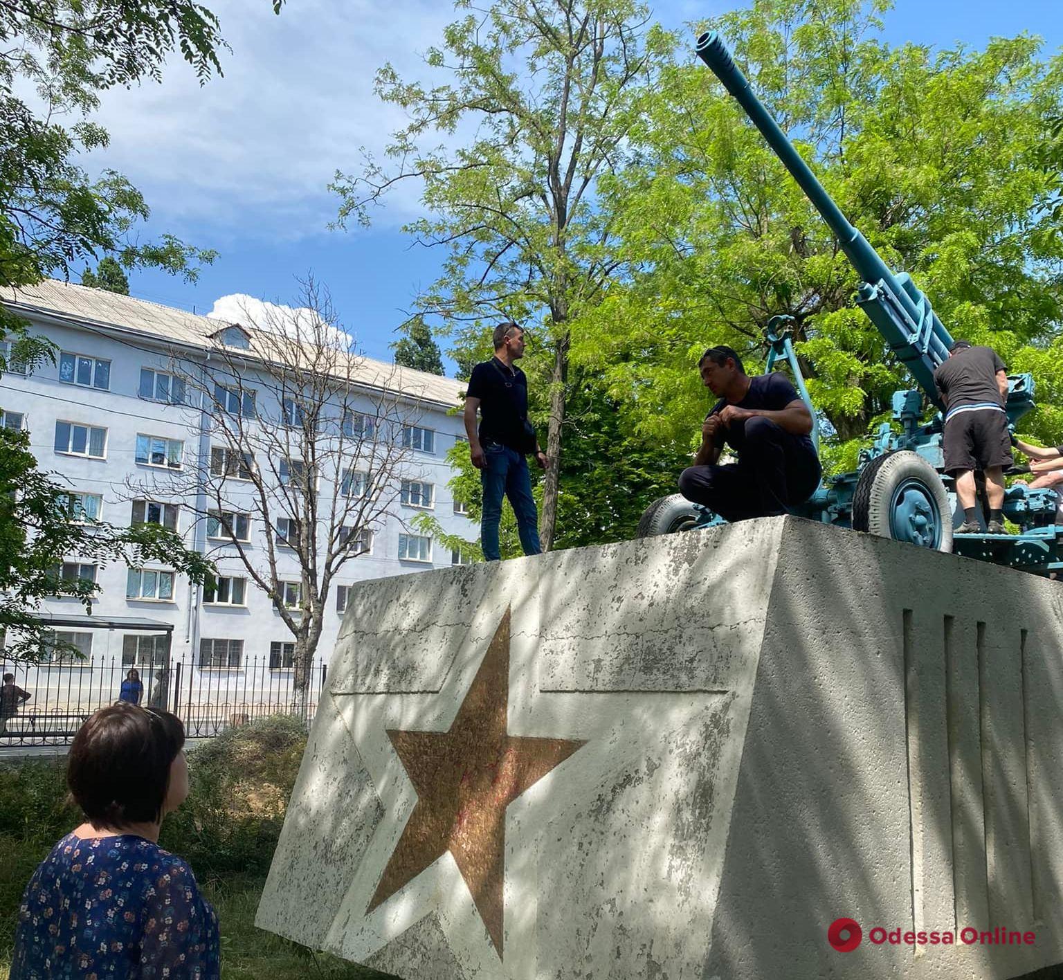Возле одесской школы №56 демонтировали памятник – советское зенитное орудие (обновлено)
