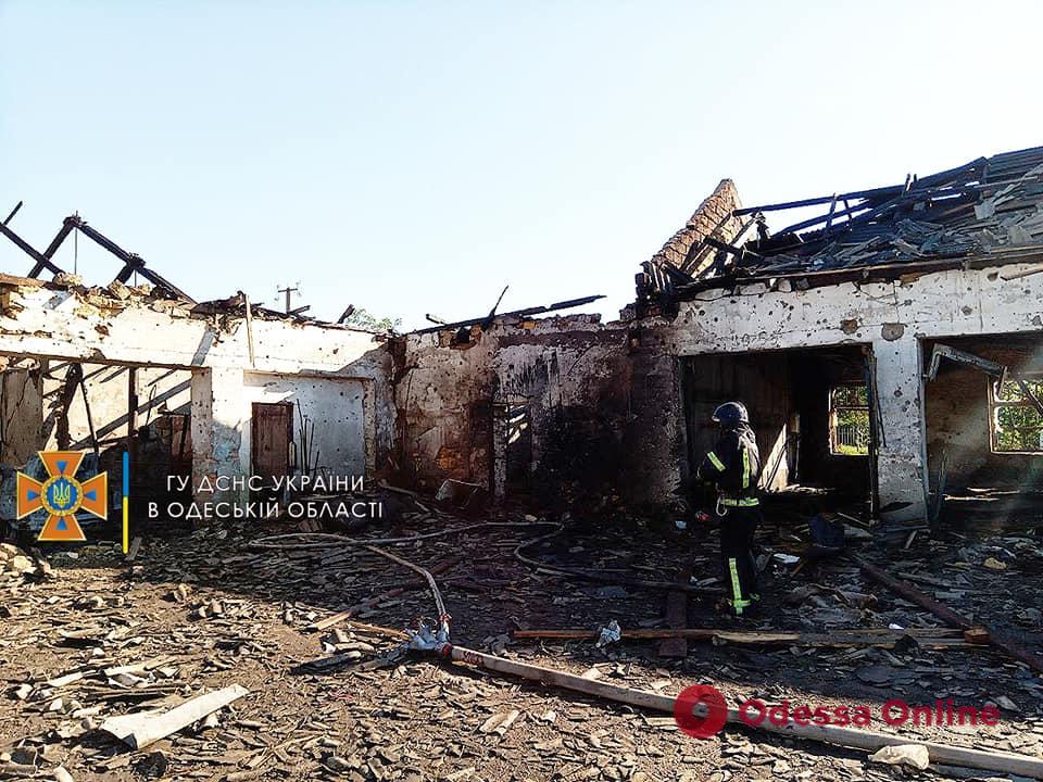 В Одесской области спасатели потушили пожар на предприятии, возникший в результате попадания российской ракеты