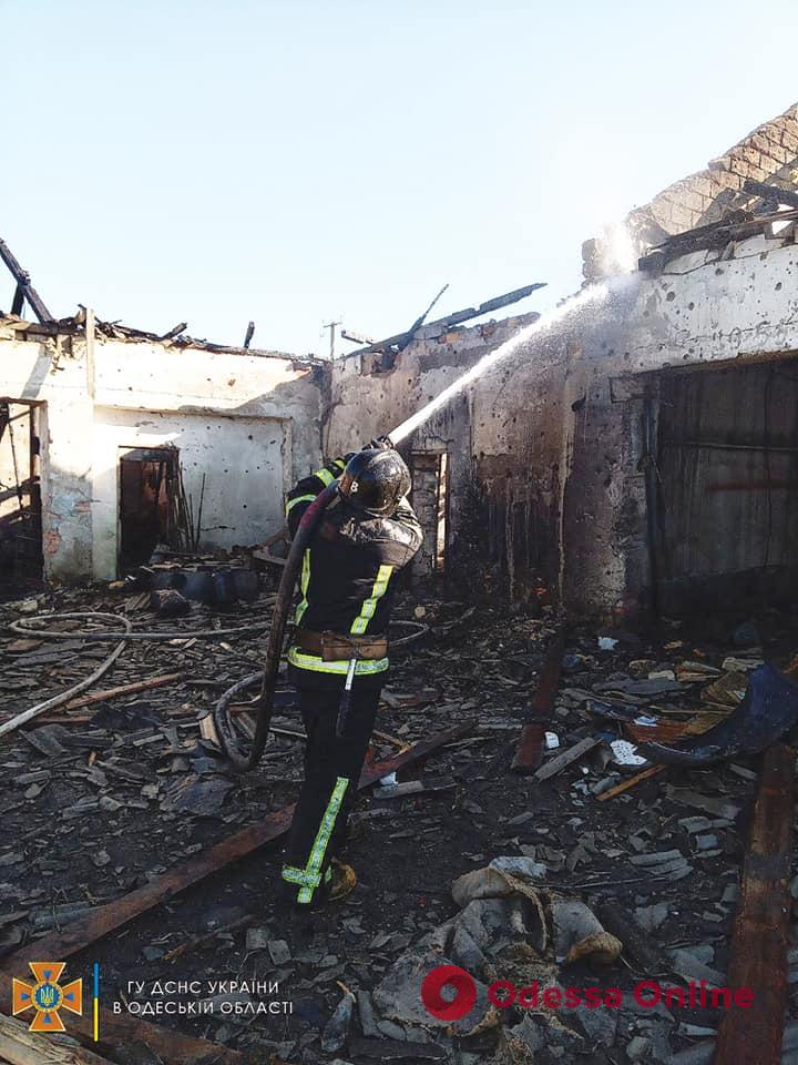 В Одесской области спасатели потушили пожар на предприятии, возникший в результате попадания российской ракеты