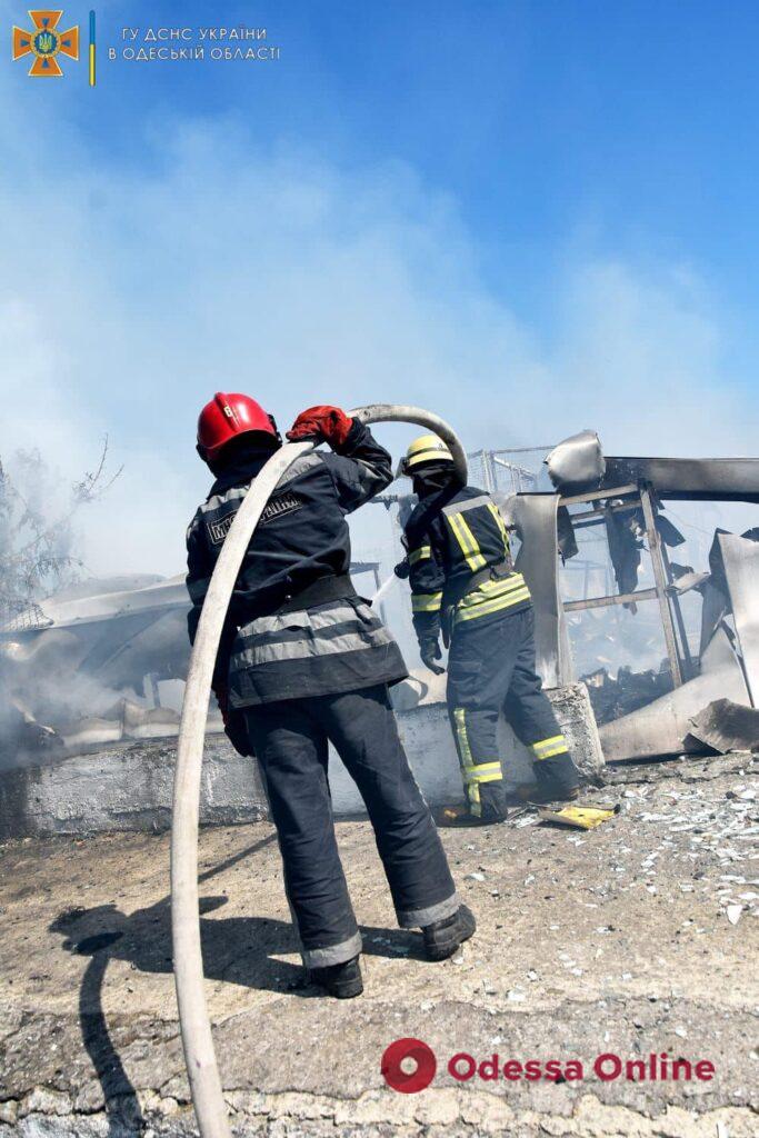 В Одесской области спасатели ликвидировали пожар, произошедший в результате ракетного удара