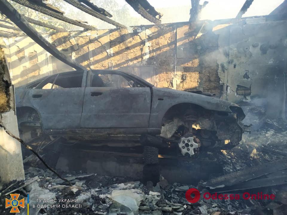 В селе Одесской области в гараже горели два автомобиля