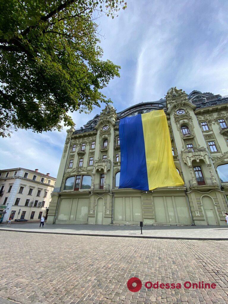 Одесситы накрыли «Большую Московскую» на Дерибасовской огромным флагом Украины