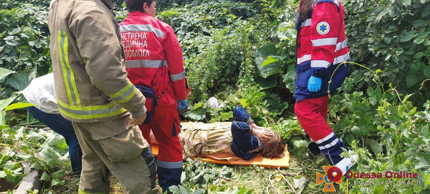 В Одесской области спасатели вытащили женщину из 4-метрового колодца