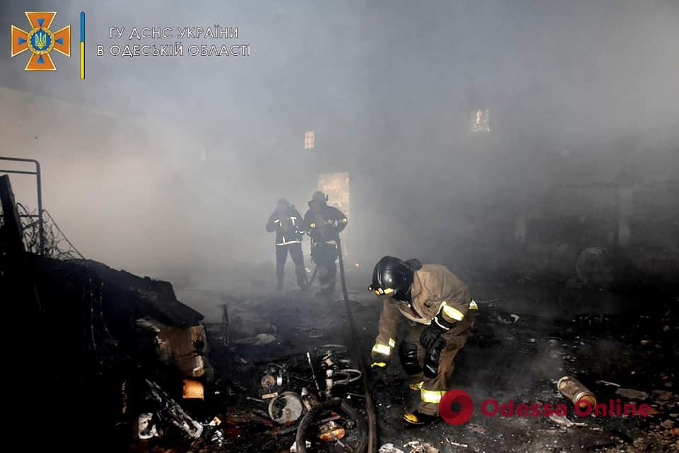 На Николаевской дороге сгорел склад (фото, видео)