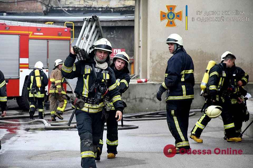 На Николаевской дороге сгорел склад (фото, видео)