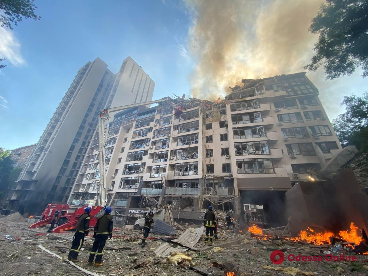 Обстрел Киева: под завалами дома находятся люди