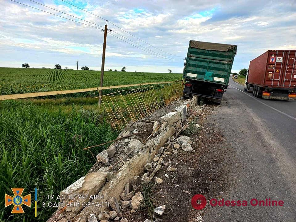 На трассе Одесса-Рени грузовик съехал в кювет (фото)