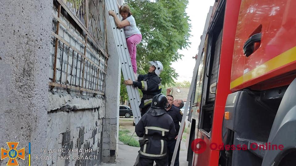 В Одессе из-за пожара в 9-этажном доме спасатели эвакуировали 18 человек (фото, видео)